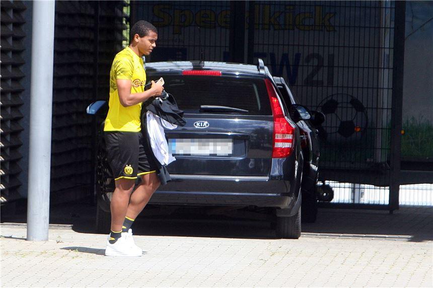 bvb-manuel-akanji-testing